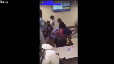 نهاية كارثية لمعلم حاول فض شجار بين الطلاب (فيديو)