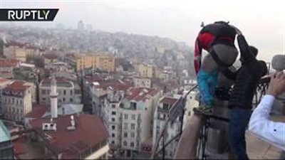 بالفيديو.. لحظة قفز شاب من أعلى الأبراج التاريحية بإسطنبول
