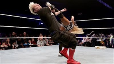 بالفيديو.. نجمات المصارعة يلقن مصارعا درسا قاسيا أمام الجمهور