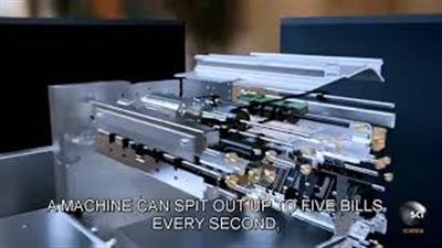 شاهد.. ماذا يحدث داخل ماكينة الصراف الآلي لحظة سحب النقود