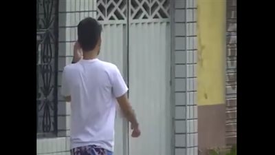 بالفيديو.. رد فعل غير متوقع للمارة لحظة ركض شاب من أمامهم