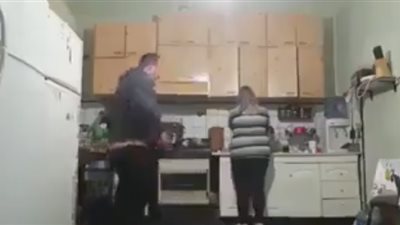 بالفيديو.. امرأة تلقن زوجها درسا قاسيا بسبب مزاحه داخل المطبخ