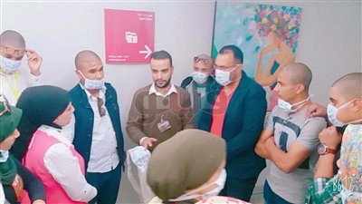 بالصور.. طلاب مدرسة يحلقون شعرهم تضامنا مع مرضى السرطان في بنها