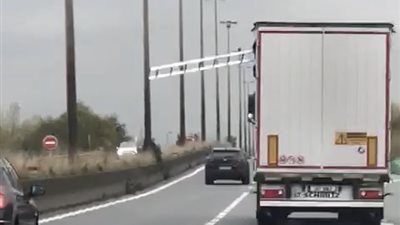 مهاجرون يلجئون لحيلة خطرة لإيقاف شاحنة يركبونها (فيديو وصور)