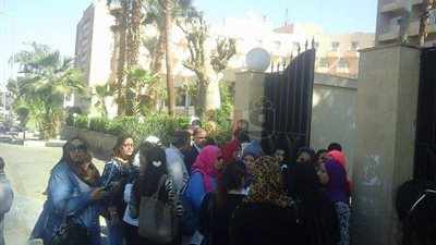 وقفة لعدد من أولياء الأمور بسبب فصل أبنائهم من مدرسة خاصة بالأقصر