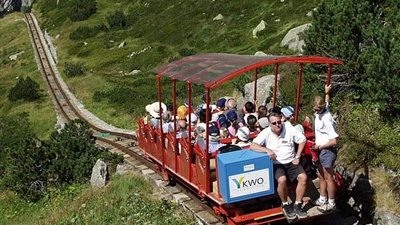 لقطات تحبس الأنفاس للسكك الحديدية المعلقة بسويسرا (فيديو وصور)