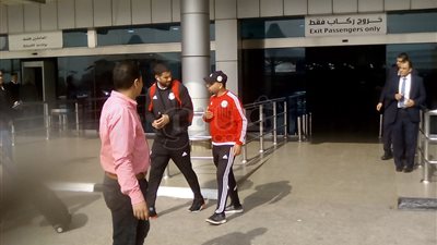 بعثة المنتخب الوطني تصل مطار القاهرة بعد أداء العمرة