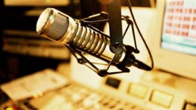 نصف مليار جنيه يهدد الإذاعة بـــ«قطع الإرسال»..الأزمات المالية حرمتها من تجديد الأجهزة القديمة.. الموجات تعاني «ضعف التردد»..الأجور تلتهم ميزانيات الشراء.. وغياب المرافق أجدد الكوا