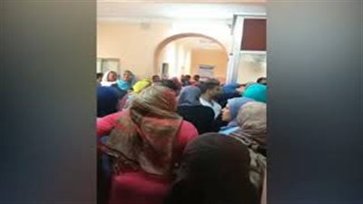 بالفيديو.. الأمن يحاول فض إضراب العاملين بـ«التأمين الصحي» في المنيا