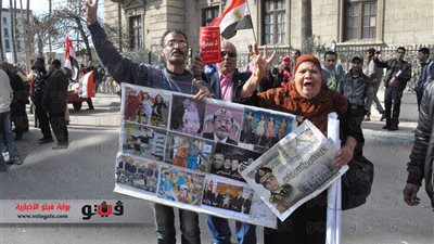 بالصور.. أهالي الإسكندرية يلبسون مرسي والبلتاجى فساتين زفاف