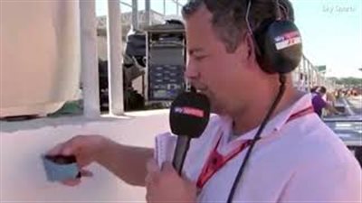 بالفيديو والصور.. صديق يضع مذيعا في مأزق برسالة وقحة على الهواء