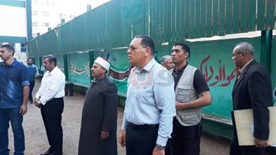 محافظ الشرقية يتفقد مدارس قرية بردين بالزقازيق (صور)