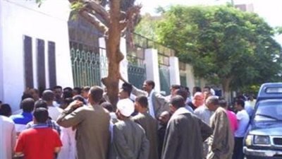 أهالي قرية بالغربية يحاصرون إمام مسجد وصف الدستور بالمرأة الزانية