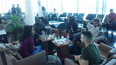 وفود منتدى شباب العالم يغادرون مطار القاهرة إلى شرم الشيخ