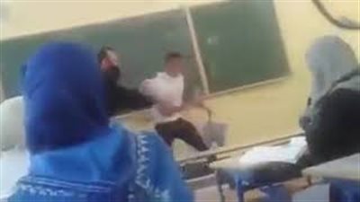 بالفيديو.. مشاجرة عنيفة بين طالب ومعلم داخل الفصل