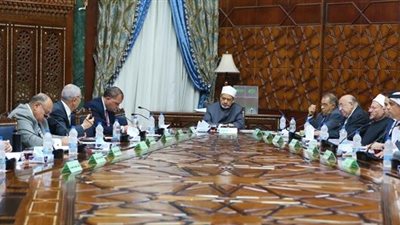 مجلس أمناء بيت الزكاة يتبنى مشروع دعم القرى الأشد فقرًا