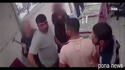 مشكلة عاطفية تدفع امرأتين للاعتداء على صاحب محل (فيديو)
