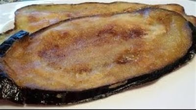 بالفيديو.. طريقة قلي الباذنجان دون امتصاصه للزيت