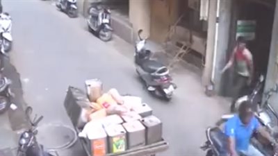 لحظة هروب طفلة من مشتري «خردة» حاول اغتصابها (فيديو)