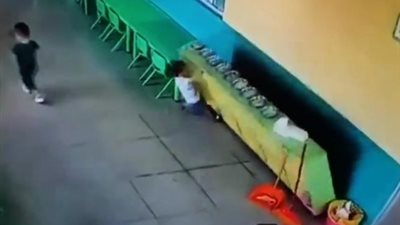 لحظة سقوط دولاب فوق طفل في «الحضانة» (فيديو)