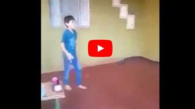 لقطات صادمة لطفل يعتدي على زميله بالضربة القاضية (فيديو)