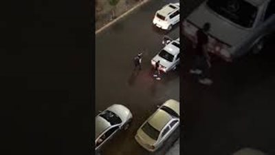 مشاجرة عنيفة بين مواطن وشرطي بالأردن (فيديو)