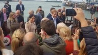 طفل يتيم الأم يخطف قلب الأمير هاري بين الحشود (فيديو)