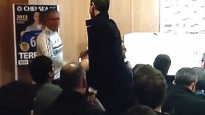 بالفيديو.. مورينيو يصافح صحفيًا بعد شفائه من مرض السرطان