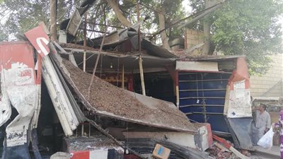 غضب الأهالي بسبب إزالة كشك «نقيب متعهدي الصحف» بالزقازيق (صور)