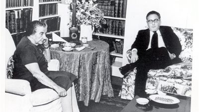 بالوثائق.. إسرائيل تفرج عن الرسائل السرية بين السادات وجولدمائير