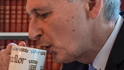 «المج الملعون».. صورة تكتب النهاية لوزراء في بريطانيا