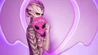 جيفري ستار يتنكر في الهالويين على شكل كائن فضائي (صور)