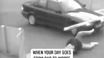 رد فعل صادم لسائق سيارة يدهس رجلا مصابا (فيديو)