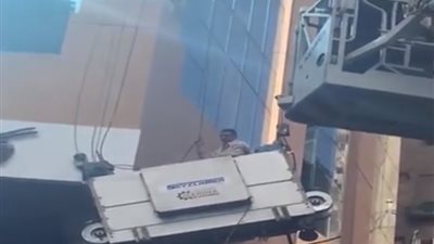 لحظة إنقاذ عامل قبل سقوطه من الطابق السابع بشارع جامعة الدول