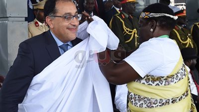 مدبولي يتسلم الوشاح التقليدي لأهل جنوب السودان في توقيع اتفاق السلام