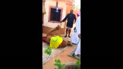 بالفيديو.. مشجع سعودي ينحر ناقة احتفالًا بفوز سيدني على الهلال