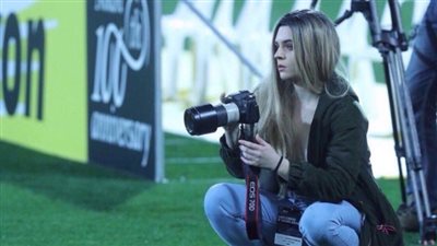 مصورة حسناء تثير ضجة في السعودية