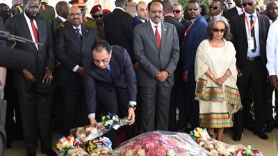 نيابة عن السيسي.. رئيس الوزراء في جنوب السودان.. مراسم استقبال شعبية بمطار جوبا.. وتكريم على هامش الاحتفال بالتوقيع على اتفاق السلام.. مدبولي: مصر اختارت تأييد مسار التسوية التفاوضية للنزاع