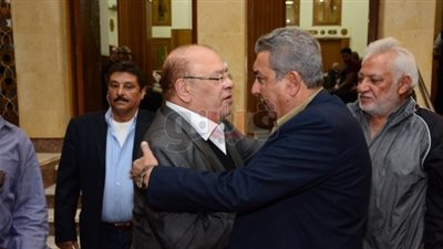 صلاح عبد الله ووفاء عامر في عزاء والد منة تيسير (صور)