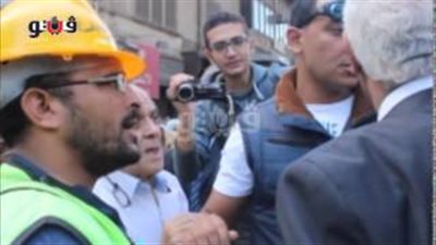 بالفيديو.. عامل يطالب محافظ القاهرة بالتثبيت.. و«السعيد»: «مش اختصاصي»