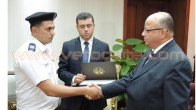 مدير أمن القاهرة يكرم أمين شرطة لرفضه تقاضى رشوة