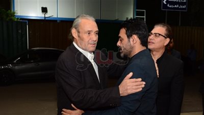 فاروق الفيشاوي ودلال عبد العزيز في عزاء والد منة تيسير (فيديو)