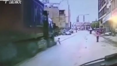 رجل ينجو بأعجوبة بعد سقوطه أمام شاحنة (فيديو)