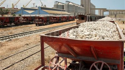 شحن وتحميل 8 قطارات بضائع وحاويات من ميناء دمياط