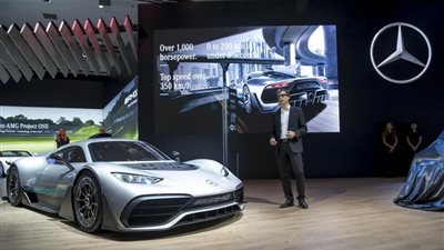 بالصور.. مرسيدس تستغل معرض دبي في عرض 24 سيارة مختلفة