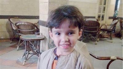 «طفل بلا طفولة».. حكاية «عصام» أصغر بائع مناديل في قصر العيني