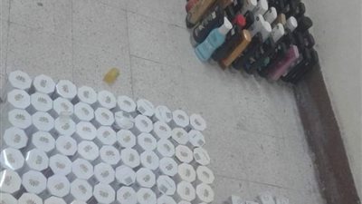 ضبط 1616 عبوة مستحضرات تجميل غير مسجلة في الغردقة (صور)