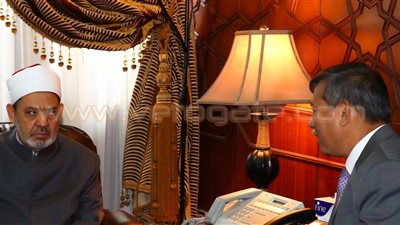 شيخ الأزهر يستقبل وزير الاتصالات والشئون الإسلامية بسنغافورة