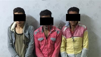 سقوط 3 عاطلين سرقوا 8375 جنيها من شخصين تحت تهديد السلاح بالجيزة