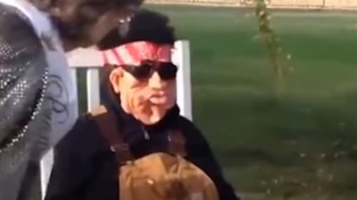 صدمة امرأة أثناء تحرك تمثال مرعب تلتقط معه صورة (فيديو)